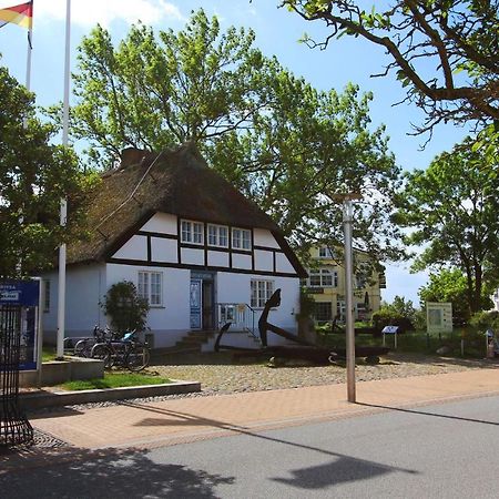 Haus Strandeck: Sellin Beachside Apartment with Ahoi Spa Access Goehren  Exterior photo